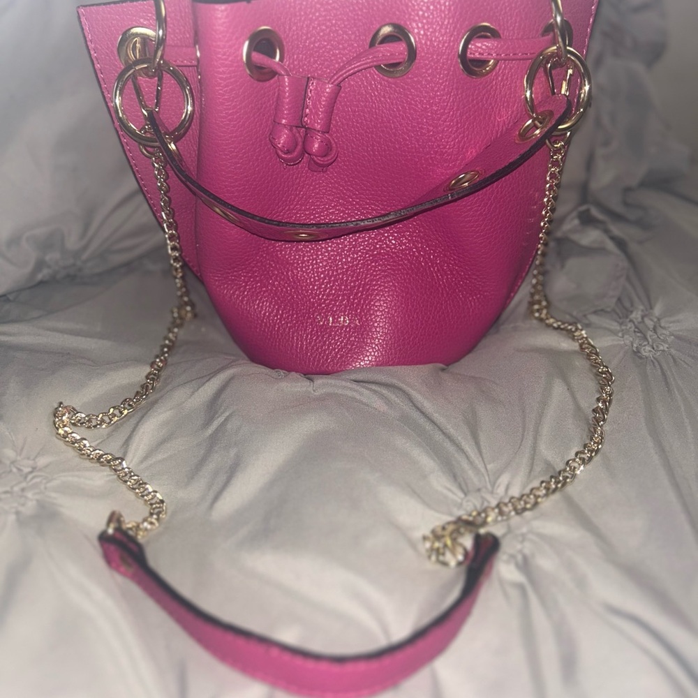 VIDA Fuchsia Leather Shoulder Bag with Gold Chain